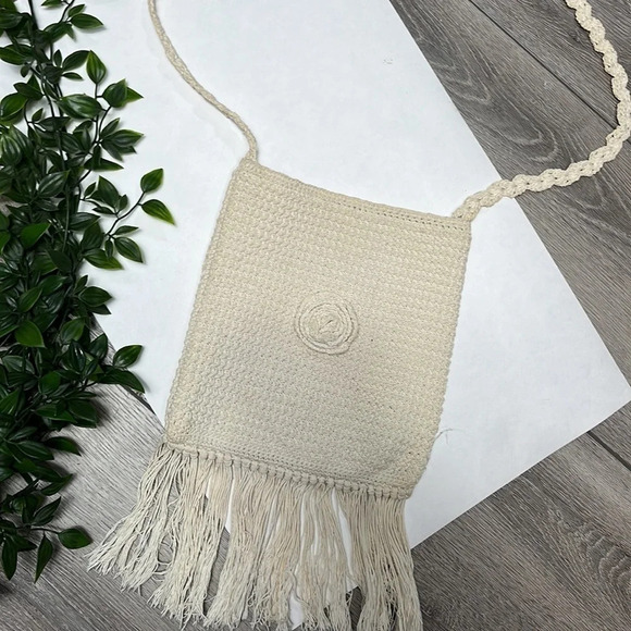 Crochet cream fringe  bag - Picture 4 of 8